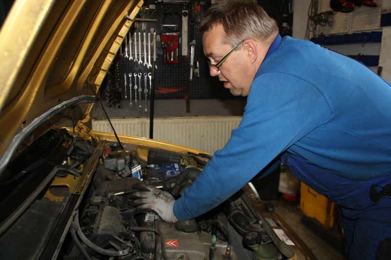 KFZ-Meister Heiko Frick bei der Arbeit am Motor