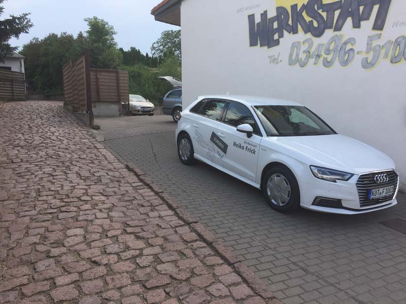 Werkstatt Frick – Hof mit Fahrzeug